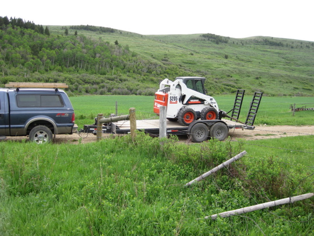 Bobcat goin' fencin'